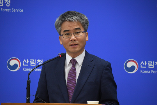 12일 정부대전청사에서 고기연 산림청 국제산림협력관이 캄보디아 REDD+ 시범사업의 국제공인기구(VCS) 등록을 통해 해외 탄소배출권을 확보하는 첫번째 과정을 마친 것에 대한 브리핑을 하고 있다.  산림청 제공